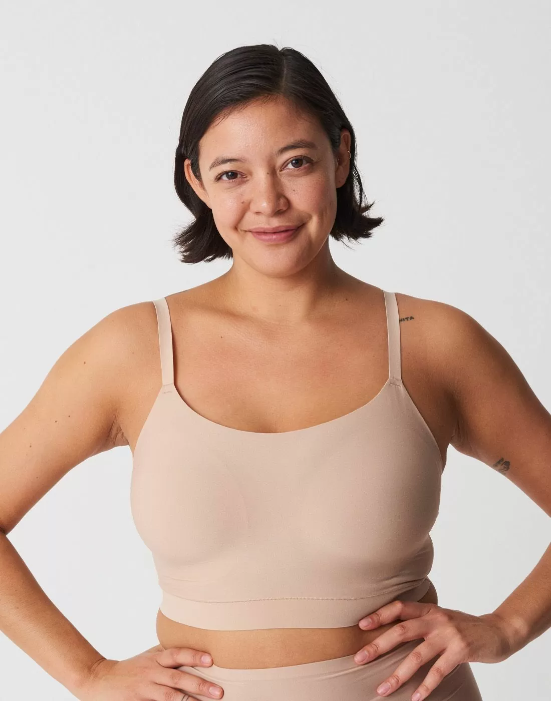 jente i beige bralette BH topp uten spiler