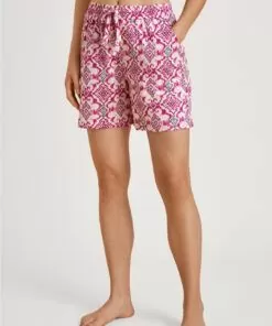 Jente med rosa mønstret pysj shorts fra calida