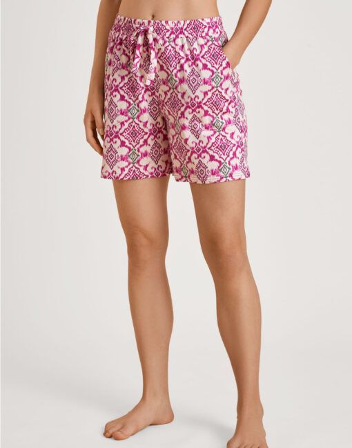 Jente med rosa mønstret pysj shorts fra calida