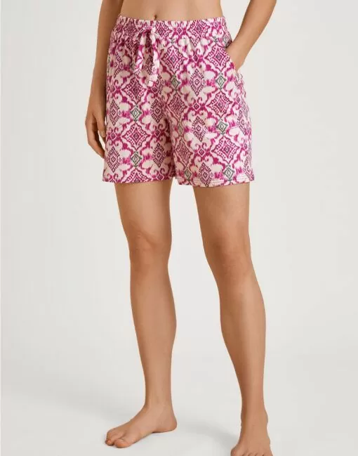 Jente med rosa mønstret pysj shorts fra calida