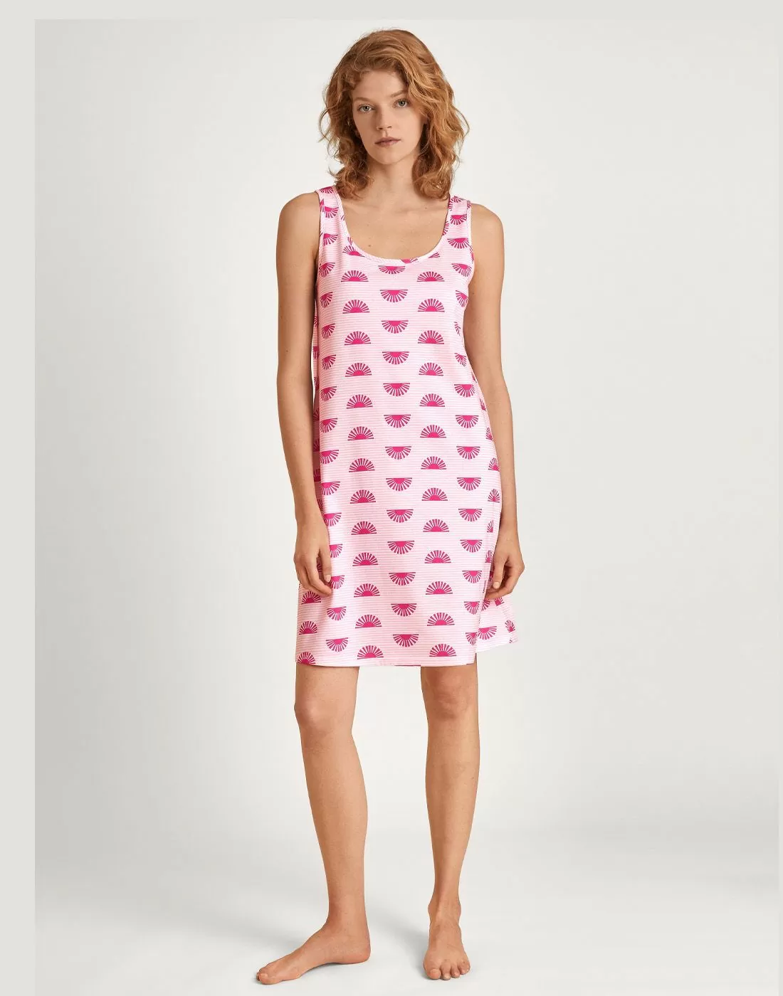 jente poserer med rosa kortermet nattkjole fra Calida