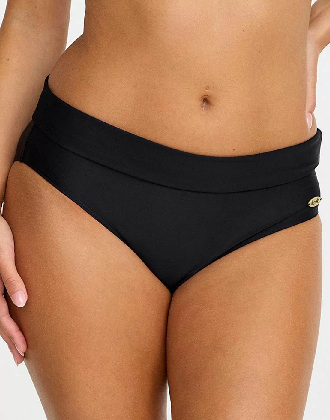 Damella bikinibukse i sort på underkropp