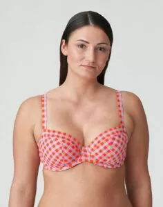 formfull kvinne med rød rutete bikinitopp fra Prima Donna