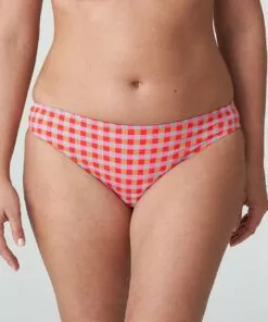 formfull kvinne med rød rutete bikinitruse fra Prima Donna