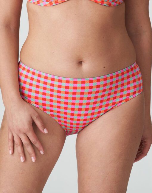 curvy kvinne med rød rutete bikinitruse fra Prima Donna