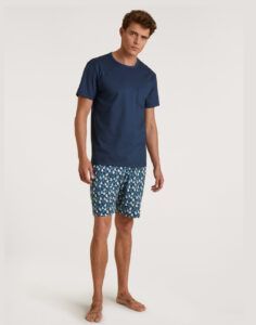 mann med blå psyjshorts og t-skjorte fra Calida