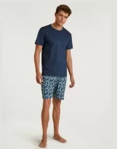 mann med blå psyjshorts og t-skjorte fra Calida