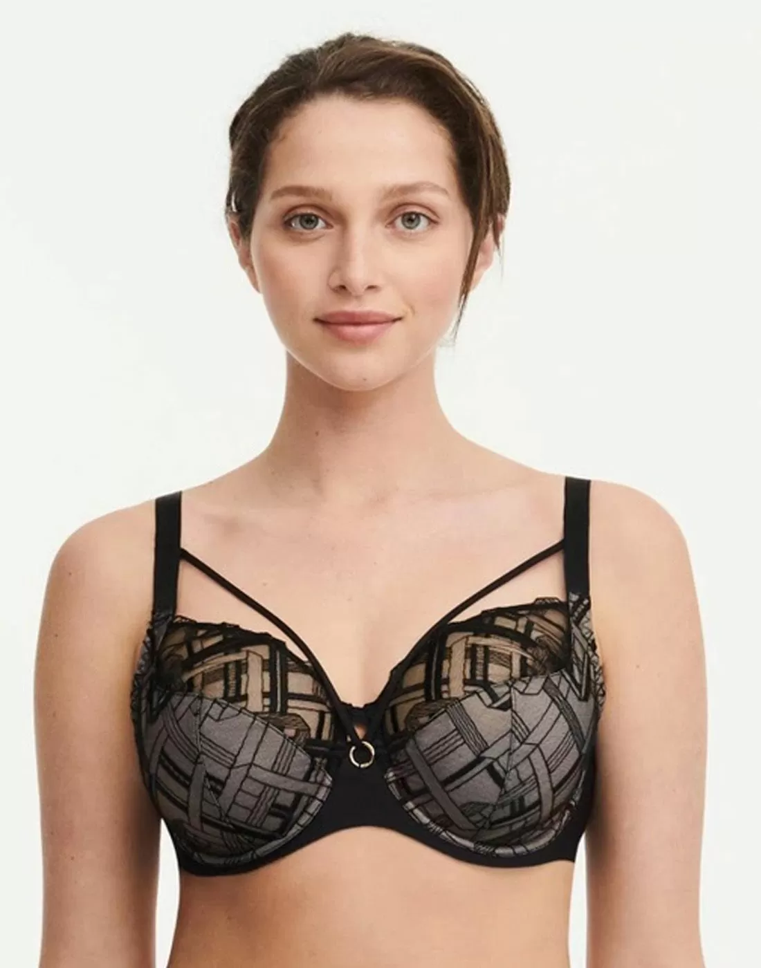 kvinne i sort blonde BH fra Chantelle