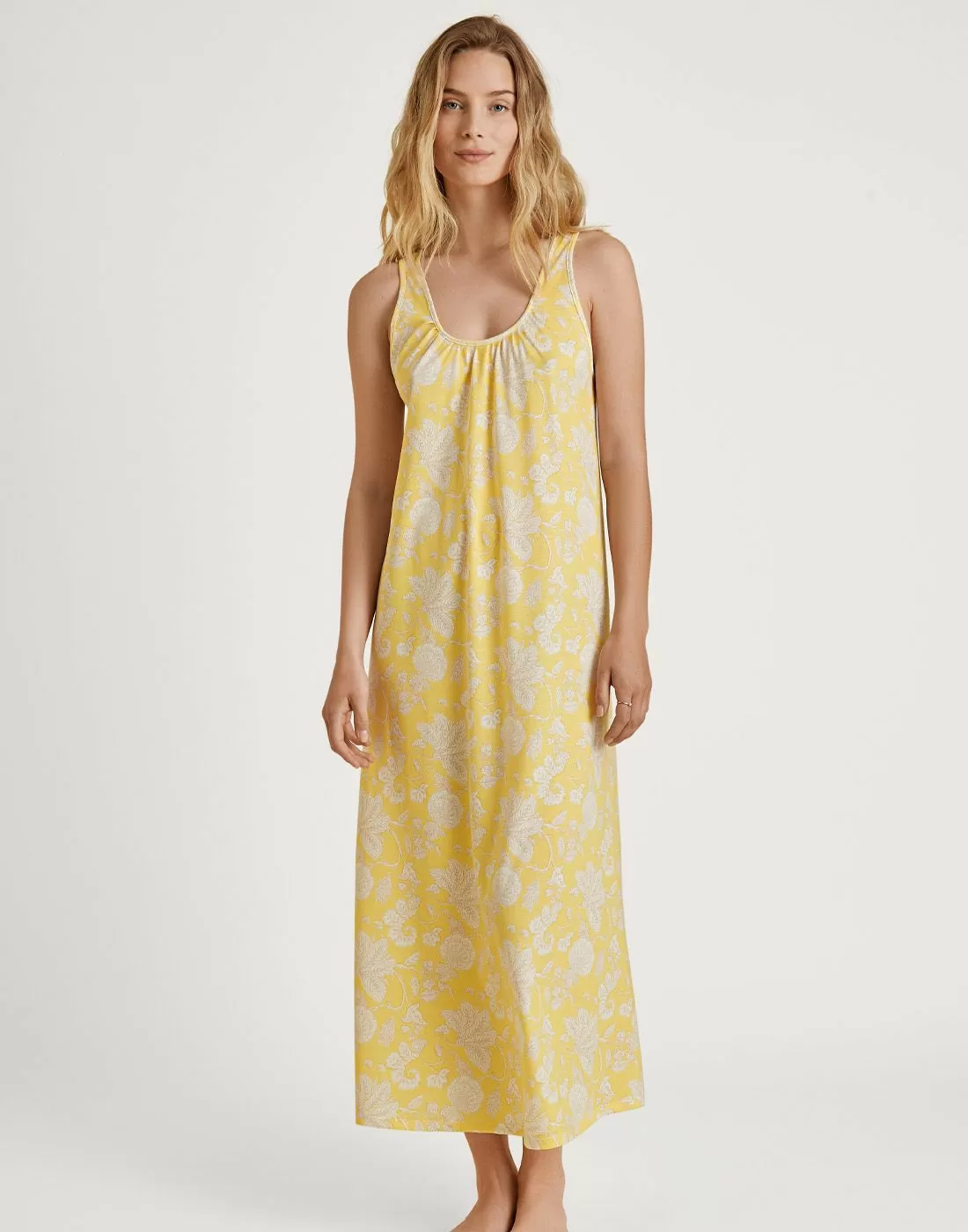 blond jente i gul lang nattkjole