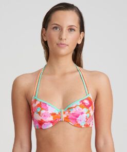 jente poserer med bikinitopp i rosa mønster fra Marie Jo