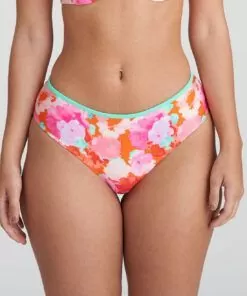 kvinne med bikinitruse i rød og rosa blomster fra marie jo
