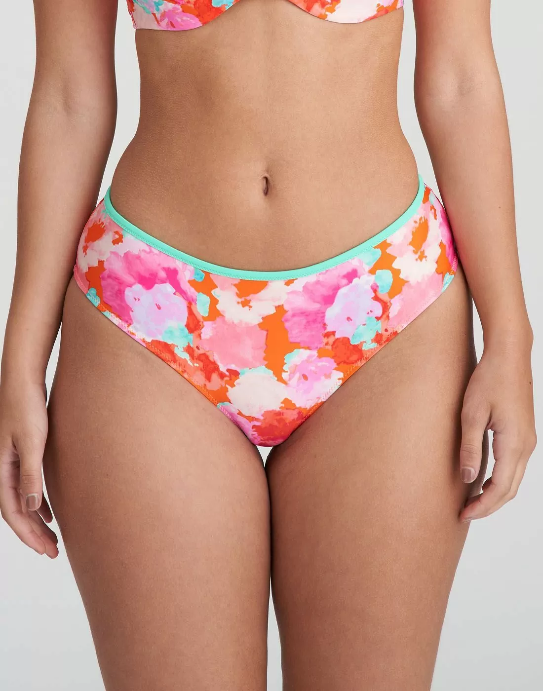 kvinne med bikinitruse i rød og rosa blomster fra marie jo