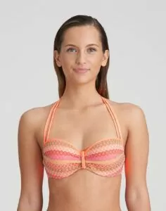 kvinne med bikinitopp BH i oransje mønster