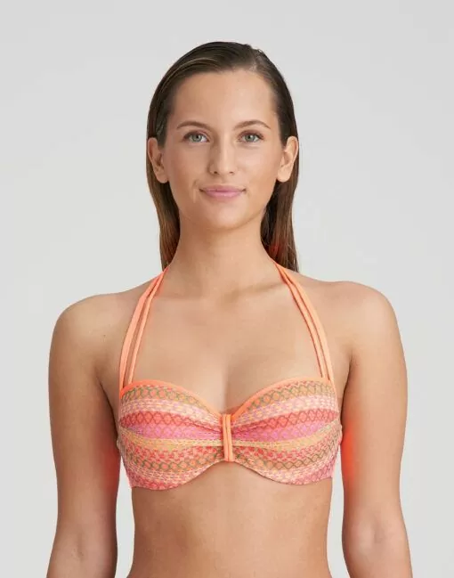 kvinne med bikinitopp BH i oransje mønster