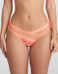 kvinne med oransje mønstret bikinitruse