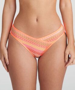kvinne med oransje mønstret bikinitruse