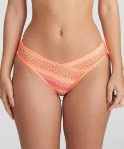 kvinne med oransje mønstret bikinitruse
