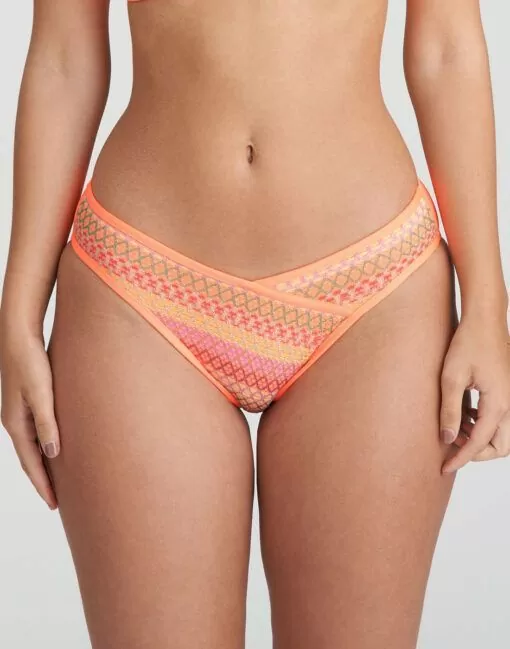 kvinne med oransje mønstret bikinitruse