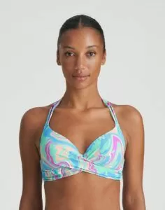 jente med blå mønstret bikinioverdel fra marie jo