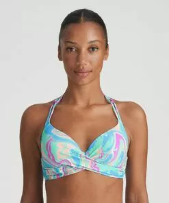jente med blå mønstret bikinioverdel fra marie jo