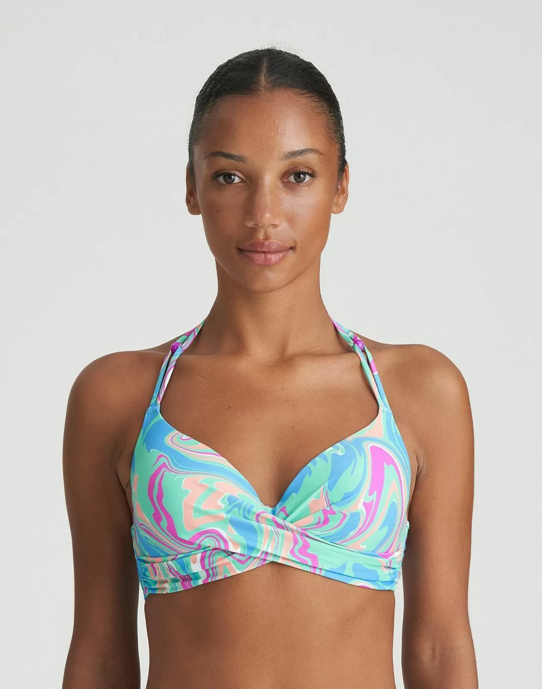 jente med blå mønstret bikinioverdel fra marie jo