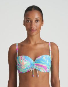 jente mørkt hår og blå mønstret bikinitopp fra marie jo