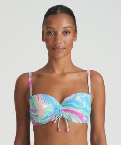jente mørkt hår og blå mønstret bikinitopp fra marie jo