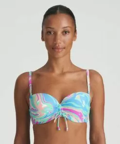 jente mørkt hår og blå mønstret bikinitopp fra marie jo