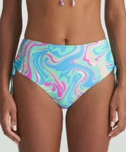 kvinne med bikinitruse i blått mønster fra marie jo