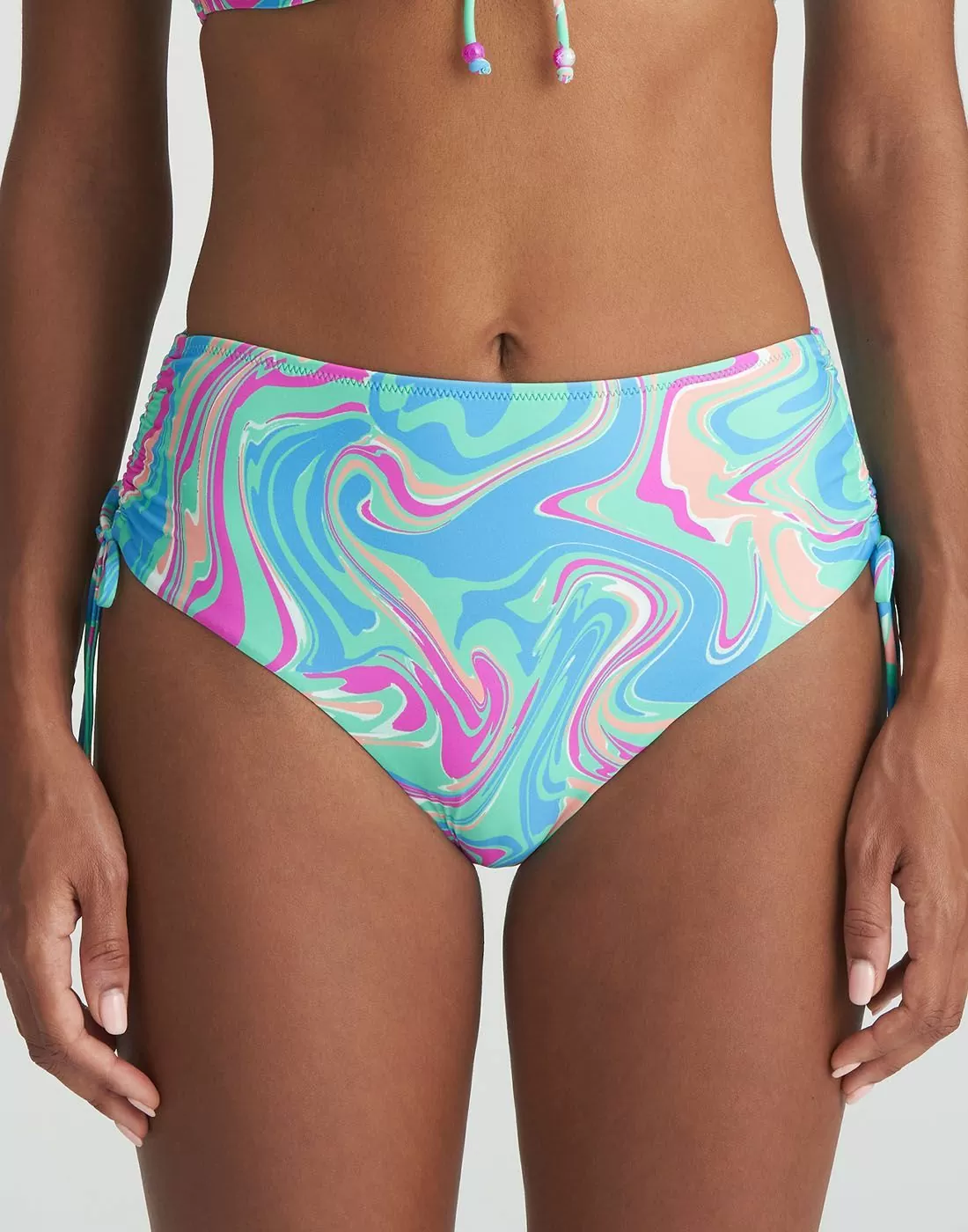 kvinne med bikinitruse i blått mønster fra marie jo