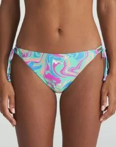 Jente med bikinitruse i blått mønster fra marie jo