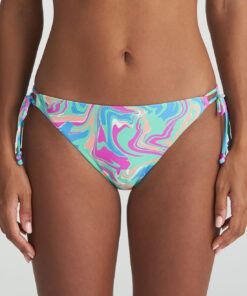 Jente med bikinitruse i blått mønster fra marie jo