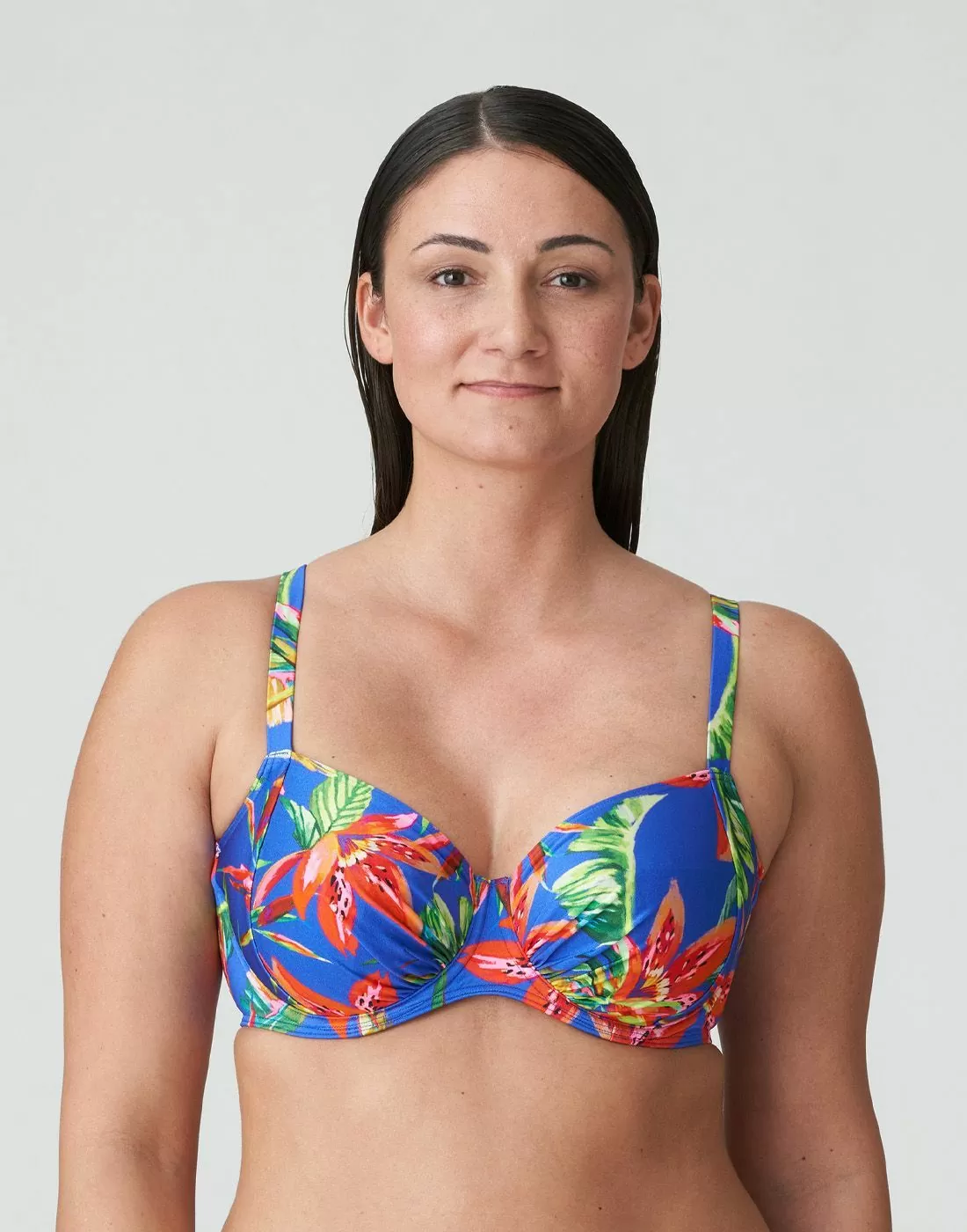 kvinne med brunt hår i blå bikinitopp