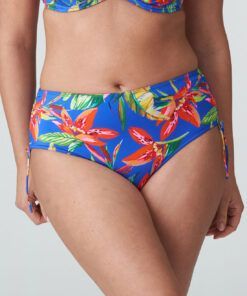 kvinne med blå high waist bikinitruse