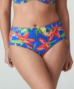 kvinne med blå high waist bikinitruse