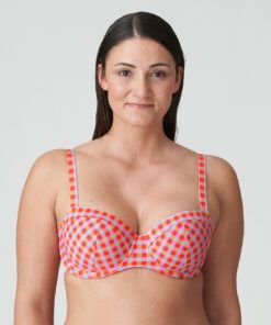 curvy kvinne med rød rutete bikinitopp fra Prima Donna
