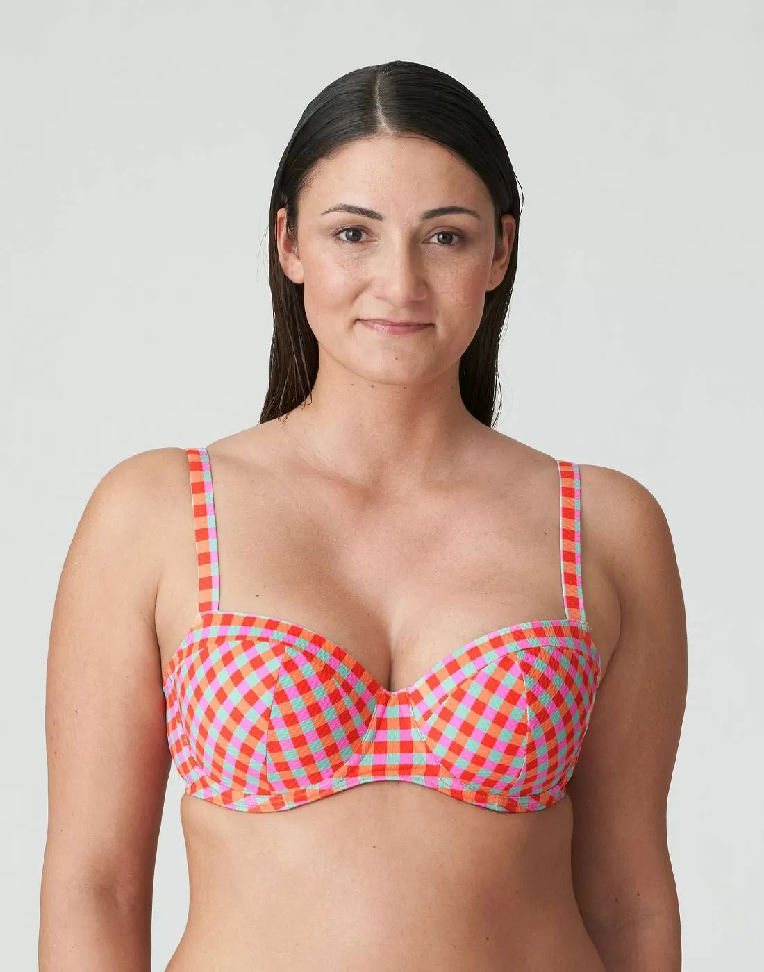 curvy kvinne med rød rutete bikinitopp fra Prima Donna