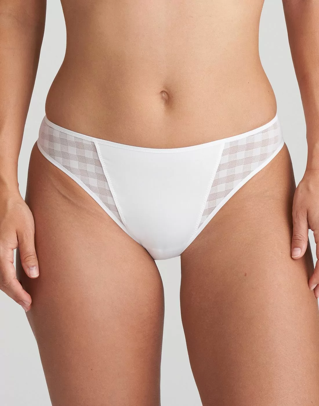 kvinnekropp med hvit truse