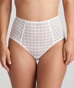 kvinnekropp med high waist hvit truse