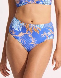 jente i blå mønstret high waist bikinitruse
