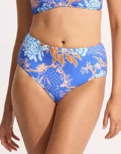 jente i blå mønstret high waist bikinitruse