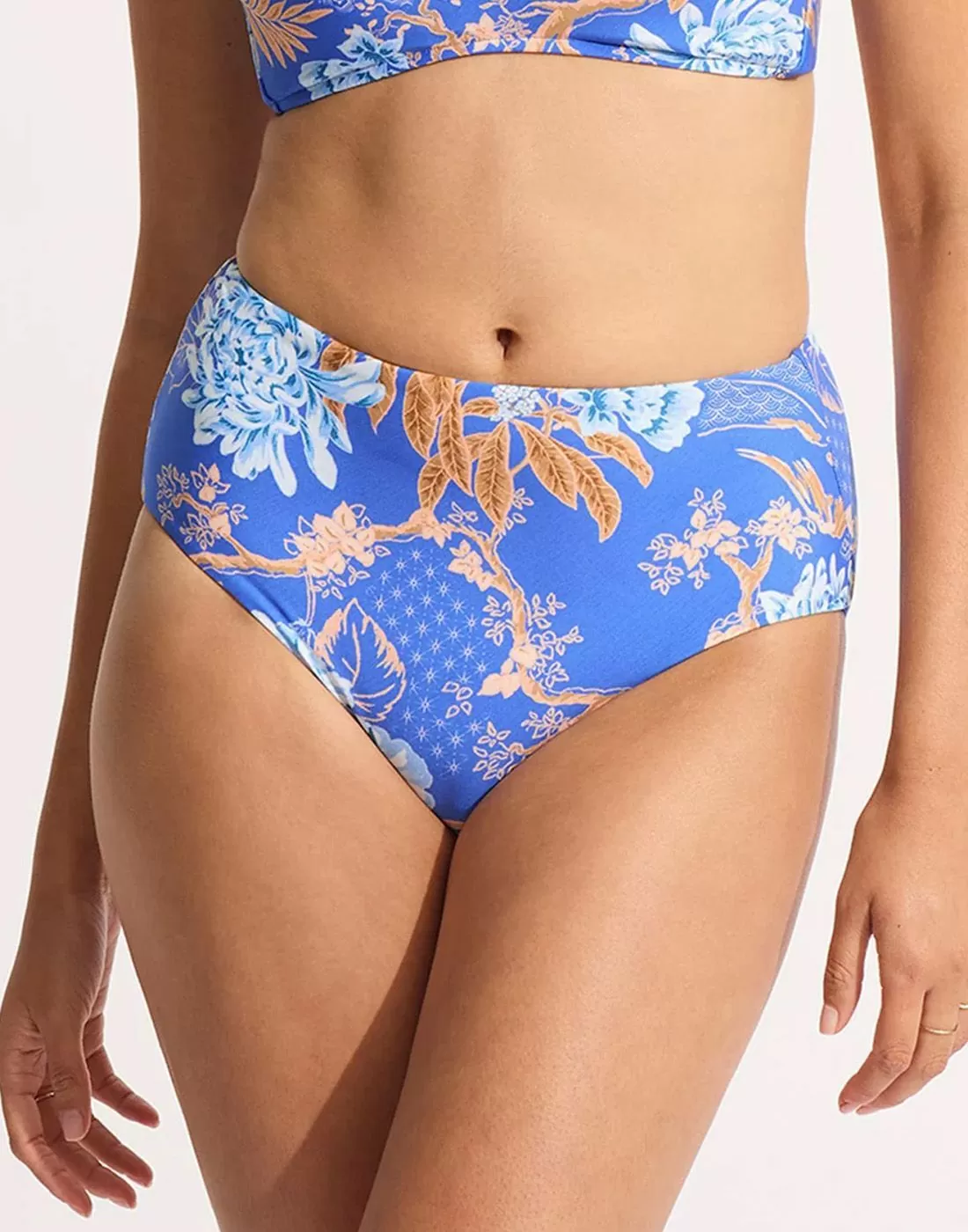 jente i blå mønstret high waist bikinitruse