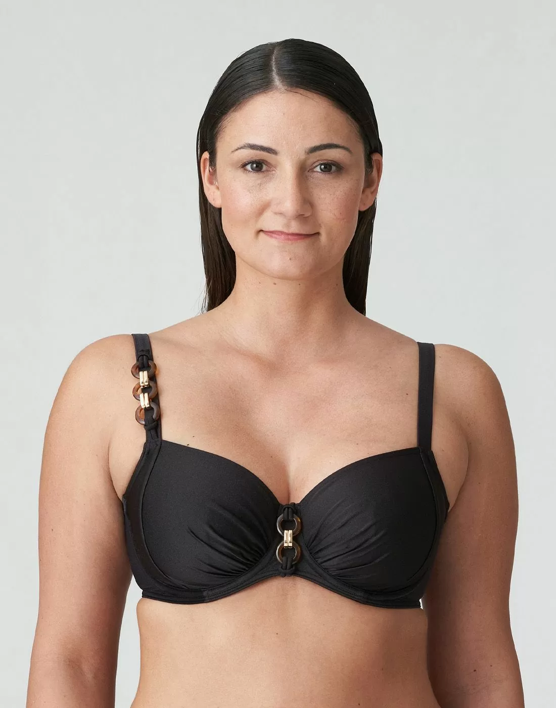 kvinne med mørk brun bikinitopp fra Prima Donna