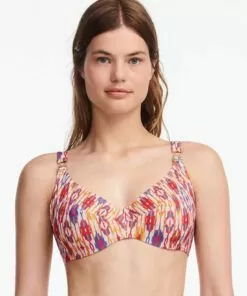 Bikinioverdel på mørkblond jente