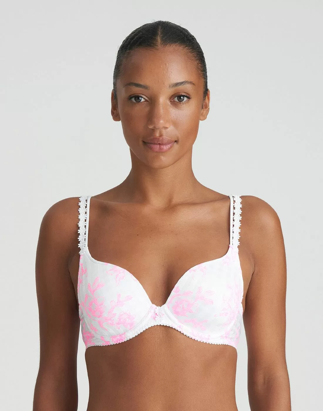 jente i rosa og hvit heartshape BH med blomster på stroppene