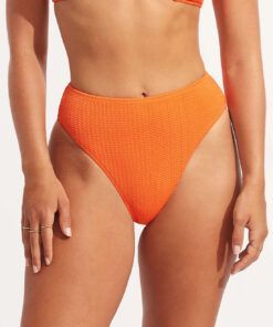 jente med oransje high waist bikinitruse fra seafolly
