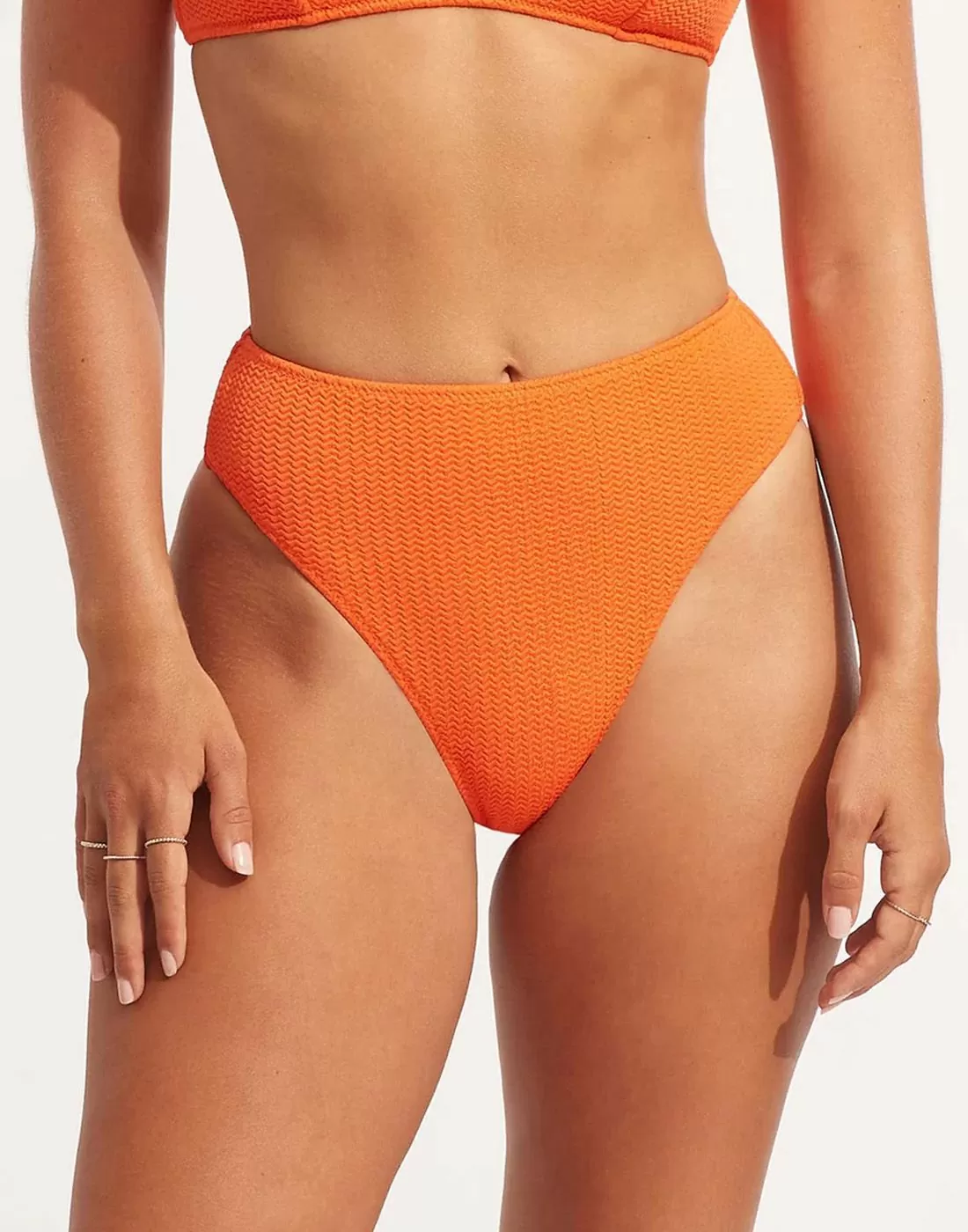 jente med oransje high waist bikinitruse fra seafolly