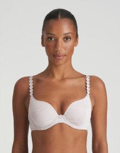jente med beige Heartshape BH fra Marie JO