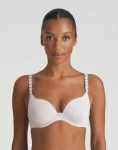 jente med beige Heartshape BH fra Marie JO