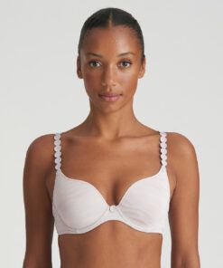 jente med beige Heartshape BH fra Marie JO